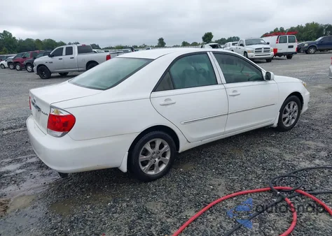 2005 Toyota Camry Xle V6 z USA, uszkodzony, nr VIN 4T1BF30K05U085637
